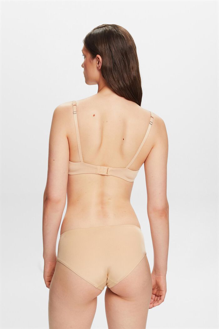 Braless Or Not: Deciding On The Right Undergarment For Your Backless - A  Nation of Moms
