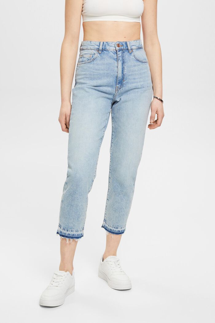 These unique frayed hem jeans are such a must-have style for any